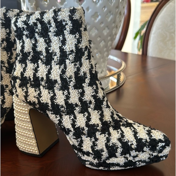 Betsey_Johnson
Raylan Houndstooth Platform Booties new.   #6 - Picture 3 of 9